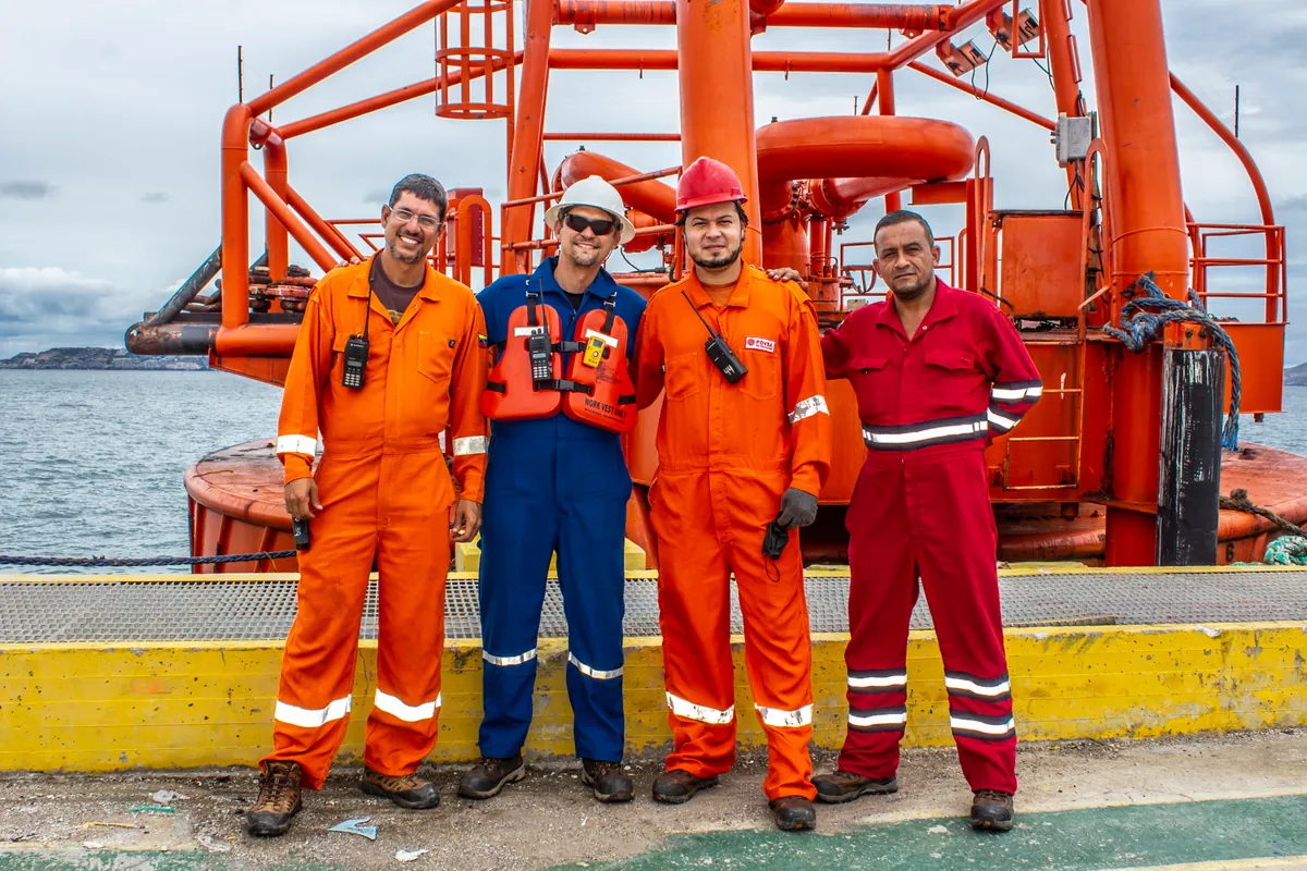 Equipo técnico de COSTAPETROL RD con equipo de protección personal frente a una monoboya de amarre.